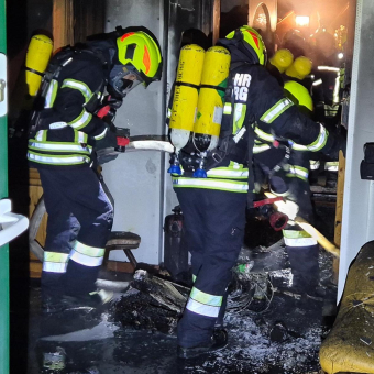 Zimmerbrand mit Menschenrettung